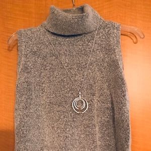 Sleeveless turtleneck